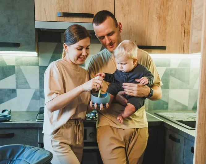 Familia preparando alimentos saludables